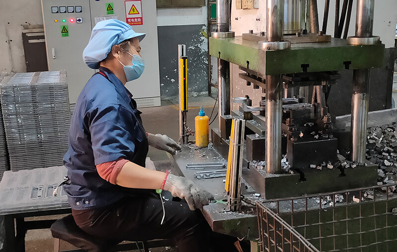 鑄件整平，切邊