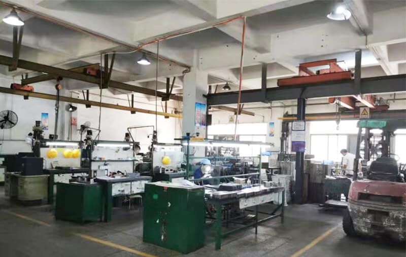 模房：線(xiàn)切割機，火花機，銑床，大磨床，精雕機共30臺。