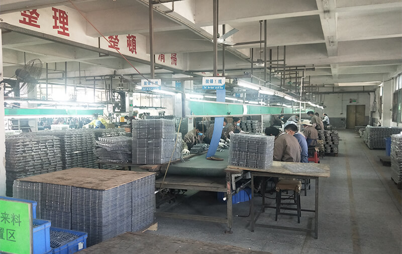 加工課：?jiǎn)屋S鉆床，整形線(xiàn)，去披鋒線(xiàn)，多軸鉆孔機，拉砂機，攻牙機，打磨線(xiàn)，甩干機等共55臺。